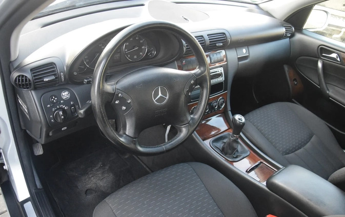 Mercedes-Benz Klasa C cena 15900 przebieg: 266930, rok produkcji 2005 z Dobczyce małe 497